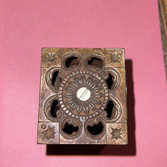 ANTIQUE CAST IRON 6 SIDED ORNATE SAFE BANK PATENT DATE 1896 - Picture 5 of 7